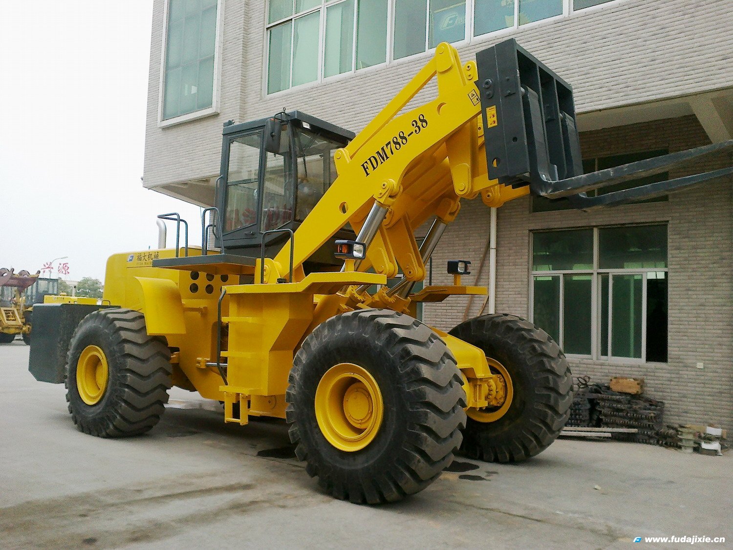 milan米兰官网_米兰(中国)38吨叉装车亮相2012年厦门milan米兰官网_米兰(中国)