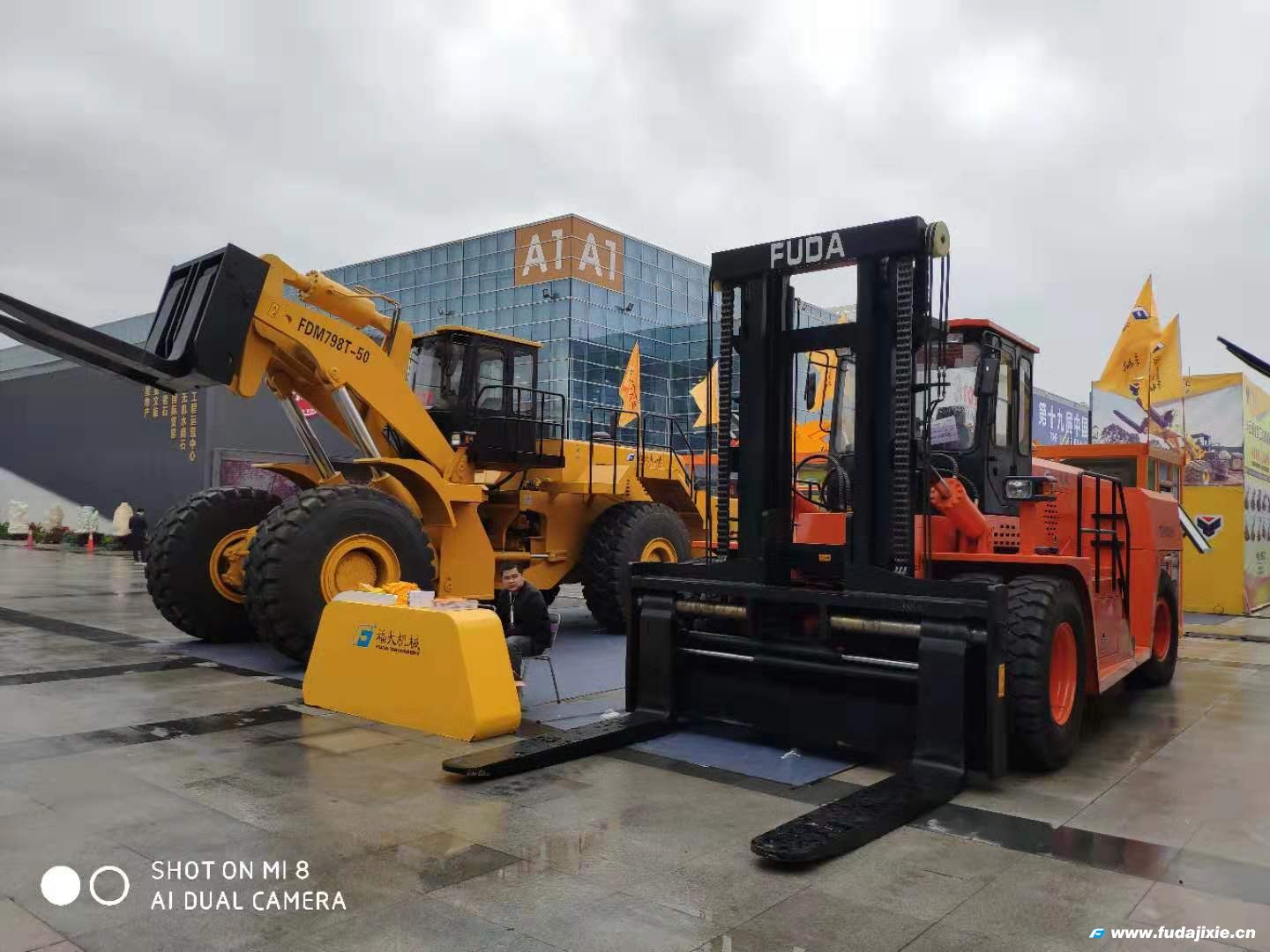 milan米兰官网_米兰(中国)50吨叉装车亮相2019年厦门milan米兰官网_米兰(中国)